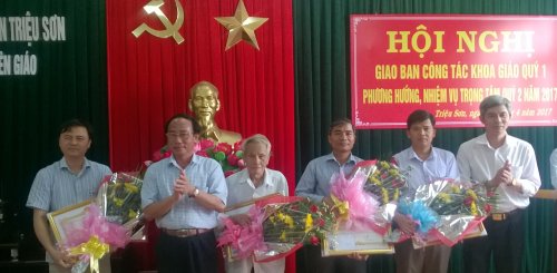 anh tuyen giao khen thương.jpg