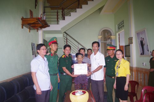 TẶNG QUÀ 2.JPG