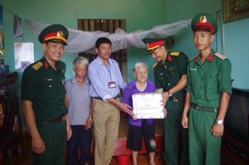 TẶNG QUÀ 1.JPG