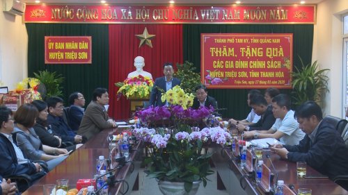 Lãnh đạo thành phố Tam Kỳ thăm chúc tết và tặng quà gia đình chính sách năm 2020.jpg