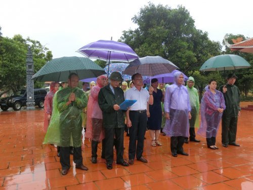 LĐ TP Tam kỳ viếng nghĩa trang liệt sĩ huyện năm nhân dịp 27-2- 2018.jpg