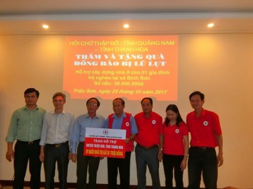 Hội CTĐ tam kỳ tặng quà đồng bào bị bão lụt năm 2017.jpg