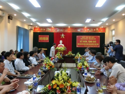 lãnh đạo thành phố Tam Kỳ thăm tặng quà g đ C S ngày 27-7-2017.jpg