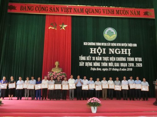 Các cá nhân tập thể được khen thưởng tại hội nghị tổng kết  10 năm chương trình xây dựng NTM.JPG