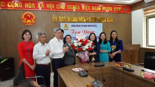 5. .Chu tich trao hoa 2.JPG
