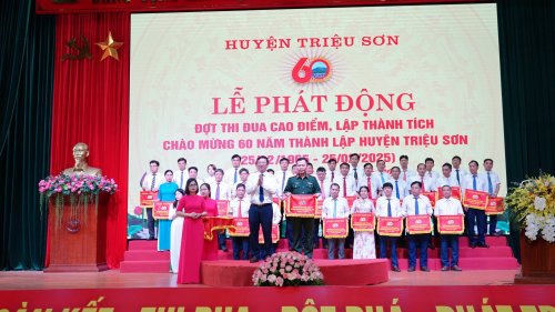 p10 Tuấn trao.jpg