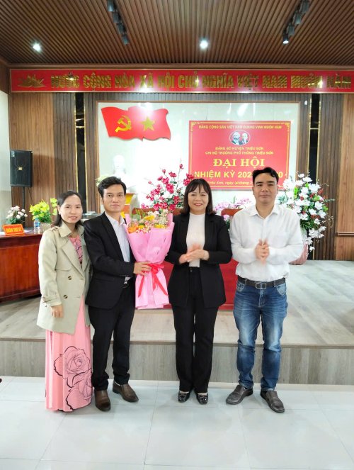 chị sen tặng hoa.jpg