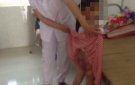 Bé gái học sinh lớp 2 xã Nông Trường bị Bố đẻ bạo hành