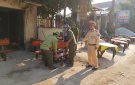 Công an huyện phối hợp với xã Dân Quyền ra quân giải tỏa tình trạng lấn chiếm vỉa hè, hành lang an toàn giao thông