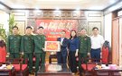 Đại tá Hoàng Duy Chiến, Phó tham mưu Trưởng Quân khu 4 chúc Tết tặng quà tại huyện