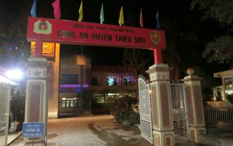 Đồng chí Lê Quang Hùng, Tỉnh ủy viên- Bí thư Huyện ủy- Chủ tịch HĐND huyện thăm và tặng quà cán bộ, chiến sỹ Công an huyện; đoàn công tác của huyện kiểm tra tình hình đảm bảo ANTT đêm giao thừa.