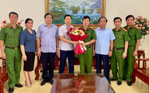 Các đồng chí lãnh đạo Huyện ủy-HĐND-UBND-MTTQ, chúc mừng Cán bộ, Chiến sĩ Công an huyện nhân kỷ niệm 75 năm Ngày truyền thống LLCAND (19/8/1945-19/8/2020)
