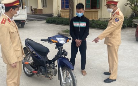 Công an xã Đồng Lợi xác minh, triệu tập, xử lý đối tượng bốc đầu xe mô tô trên địa bàn