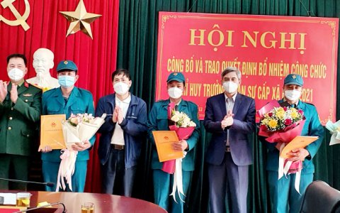 Ủy ban nhân dân huyện công bố và trao quyết định bổ nhiệm công chức Chỉ huy trưởng Quân sự cấp xã năm 2021