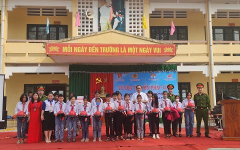 Công an xã Đồng Tiến tuyên truyền tác hại của thuốc lá điện tử cho học sinh trung học cơ sở