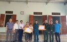 Thăm, tặng quà nhân kỷ niệm 90 năm truyền thống Lực lượng Dân quân tự vệ