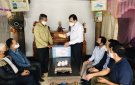 Đồng chí Phó Bí thư huyện ủy, Chủ tịch UBND huyện Vũ Đức Kính thăm và chúc Tết các gia đình chính sách đơn vị thị trấn Nưa