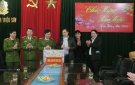 Đồng chí Chủ tịch UBND huyện chúc Tết Công an huyện và Điện Lực Triệu Sơn đêm giao thừa.