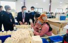 Đồng chí Bí thư Huyện ủy Mai Nhữ Thắng dự lễ ra quân sản xuất đầu năm tại Công ty CP Giầy VENUS xã Đồng Tiến.