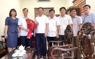 Bí thư Huyện ủy Lê Văn Tuấn chúc mừng các ngành: Văn phòng HĐND & UBND, Nội vụ, Lao động Thương binh và Xã hội, Tài chính - Kế hoạch, Tư pháp và Văn hóa - Thông tin. 