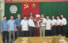 Đồng chí Lê Kim Chất, Phó Bí thư Thường trực Huyện ủy, Chủ tịch HĐND huyện chúc mừng Tòa án Nhân dân huyện 