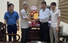 Đại diện Thường trực UBND huyện chúc mừng Thanh tra huyện nhân 77 năm ngày truyền thống.