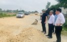 Đồng chí Bùi Huy Dũng Ủy viên Ban Thường vụ Huyện ủy, Phó Chủ tịch UBND huyện kiểm tra về tiến độ thực hiện một số công trình, dự án trọng điểm do huyện làm chủ đầu tư.