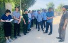 Thường trực Huyện ủy kiểm tra các tuyến đường mẫu kết nối các xã phía tây của huyện.