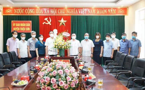 Các đồng chí lãnh đạo Huyện ủy tặng hoa chúc mừng cơ quan chính quyền huyện nhân dịp kỷ niệm 76 năm ngày Quốc Khánh nước CHXH CN Việt Nam