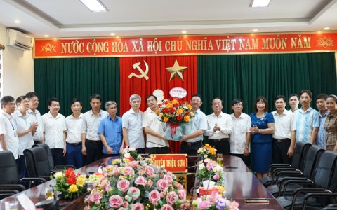 Đồng chí Bí thư Huyện ủy chúc mừng cơ quan HĐND, UBND huyện nhân kỷ niệm 77 năm Quốc khánh nước CHXHCN Việt Nam