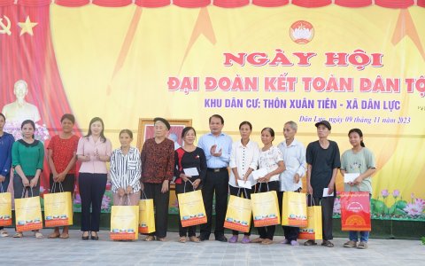Đồng chí Trưởng ban Tổ chức Tỉnh ủy, Nguyễn Văn Hùng dự ngày hội Đại đoàn kết tại thôn Xuân Tiên xã Dân Lực.