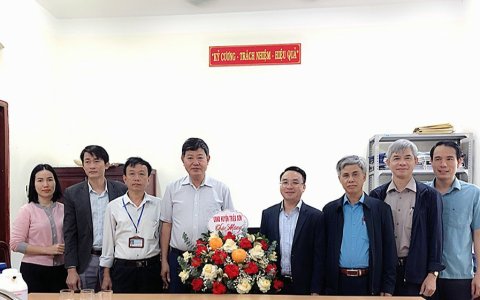 Lãnh đạo UBND huyện tặng hoa chúc mừng Phòng Thanh tra huyện nhân kỷ niệm 78 năm ngày truyền thống ngành Thanh tra Việt Nam (23/11/1945 - 23/11/2023)