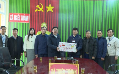 Các đồng chí Thường trực Huyện ủy thăm, kiểm tra tình hình sản xuất và đời sống nhân dân, tặng quà các gia đình chính sách nhân dịp Tết Giáp Thìn 2024