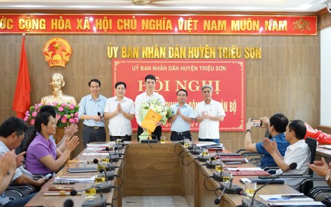 Hội nghị công bố Quyết định về công tác cán bộ.