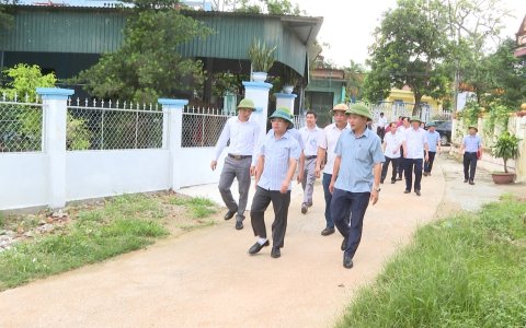 Chủ tịch UBND huyện kiểm tra tiến độ xây dựng xã nông thôn mới nâng cao và động viên công nhân đang thi công đường dây 500 KV đoạn qua địa bàn Triệu Sơn