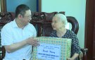 Bí thư Huyện ủy Lê Văn Tuấn thăm và tặng quà người có công nhân dịp 27/7