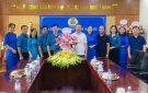 Bí thư Huyện ủy, Lê Văn Tuấn chúc mừng Liên đoàn Lao động nhân kỷ niệm 94 năm ngày thành lập.