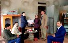 Đồng chí Lê Thị Luyện Ủy viên BTV Huyện ủy, Phó Chủ tịch HĐND huyện đi thăm, chúc tết các gia đình chính sách 