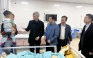 Đồng chí Lê Quang Trung, Ủy  viên BTV Huyện ủy, Phó Chủ tịch UBND huyện thăm, tặng quà cho bệnh nhân đêm giao thừa.