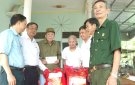 Hội CCB huyện thăm, tặng quà cho các cựu chiến binh tham gia chống Pháp tại xã Thái Hòa.