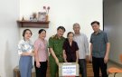 Đồng chí Lê Hồng Thái, Trưởng Công an huyện thăm, tặng quà các gia đình chính sách, nhân ngày Thương binh – Liệt sĩ 27/7 tại xã Dân Lý, Dân Quyền