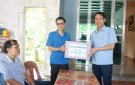 Phó Chủ tịch UBND huyện Lê Phú Quốc, thăm hỏi, tặng quà các gia đình  chính sách