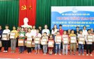Hội LHPN huyện Triệu Sơn trao quà cho 35 trẻ mồ côi, trẻ em có hoàn cảnh đặc biệt khó khăn nhân dịp năm học mới.