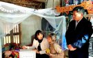 Đồng chí Lê Thị Sen Ủy viên BTV Huyện ủy, Trưởng ban Tuyên giáo, Giám đốc Tung tâm Chính trị huyện đi thăm, chúc tết các gia đình chính sách ở các xã Nông Trường và xã An Nông 