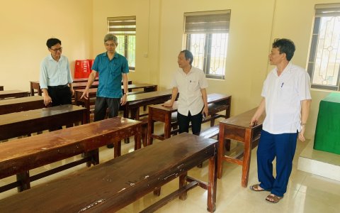 Đồng chí Lê Quang Trung, PCT UBND huyện; kiểm tra công tác chuẩn bị tại các hội đồng thi tuyển sinh vào lớp 10 năm học 2022-2023.