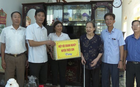 Hội truyền thống Trường Sơn, đường Hồ Chí Minh tỉnh, huyện- Hiệp Hội doanh nghiệp huyện tặng quà cho Thương binh, gia đình Chính sách trên địa bàn huyện.