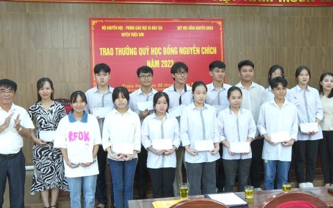 Trao thưởng quỹ học bổng Nguyễn Chích năm 2023.