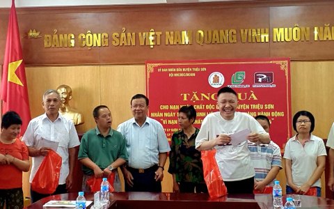 Tặng quà cho nạn nhân chất độc da cam/dioxin, nhân ngày thương binh liệt sĩ 27/7 trên địa bàn huyện  