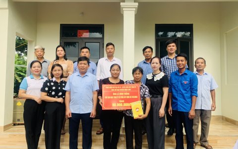 Bàn giao nhà ở cho hộ nghèo tại xã Vân Sơn.
