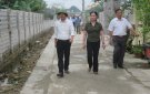 Đồng chí Phó Chủ tịch HĐND huyện Lê Thị Luyện, Trưởng đoàn công tác của huyện kiểm tra thực hiện Nghị quyết 12 của BCH Đảng bộ huyện tại xã Đồng Thắng, Khuyến Nông